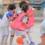 少年サッカーチームが練習をしている様子