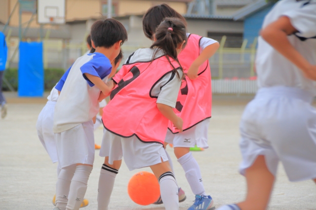少年サッカーチームが練習をしている様子