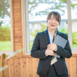 タブレットを抱える女性