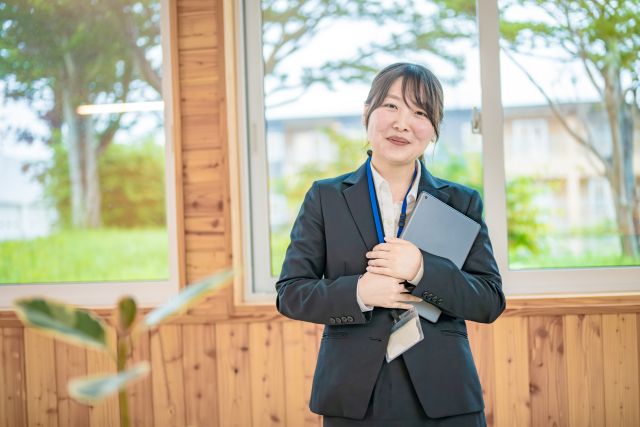 タブレットを抱える女性