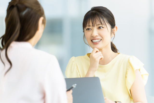 ミーティングをする2人の女性