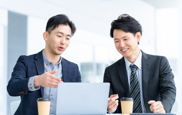 打ち合わせをする2人の男性ビジネスマン