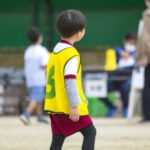 サッカー練習中の少年