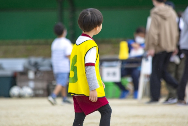 サッカー練習中の少年