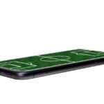 サッカーグラウンドが表示されたスマートフォン