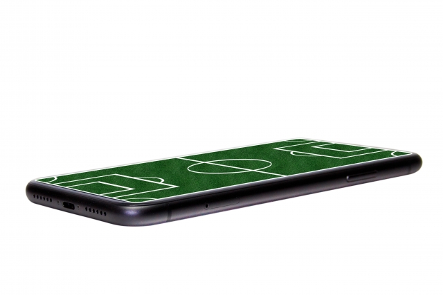 サッカーグラウンドが表示されたスマートフォン